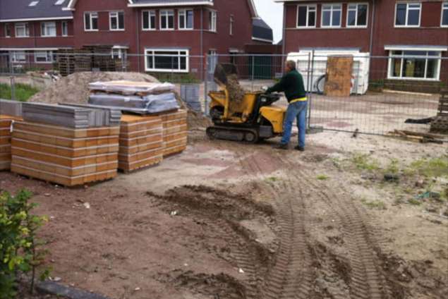 inrijden zand met minidumper met hooglosser in de wijk koolhoven west hovenier witbrant de blaak grondwerk straatwerk stratenmaker